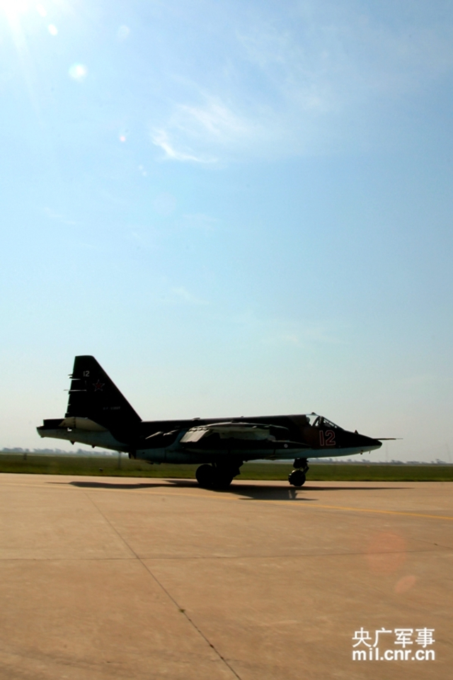 俄方苏-25强击机滑上跑道 孙龙