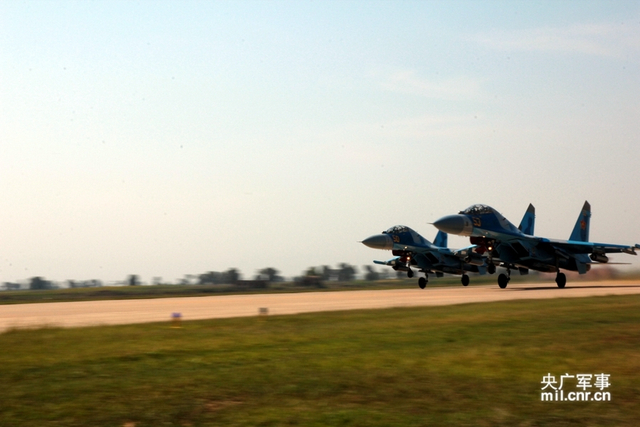 哈方苏-27UBK双机编队 孙龙 摄