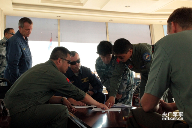 中外方协同沟通 孙龙 摄