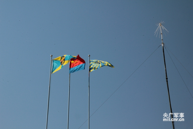 中、哈、俄三国空军军旗 孙龙 摄