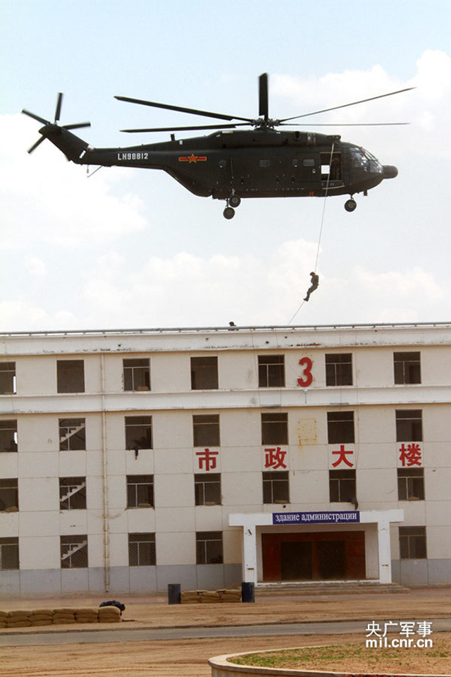 接应组和吉方医疗队通过运输直升机后送伤员2