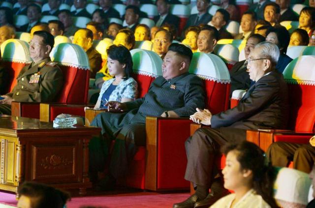 金正恩携妻子观看音乐会