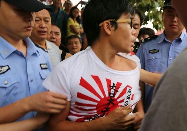 该青年被愤怒的群众包围