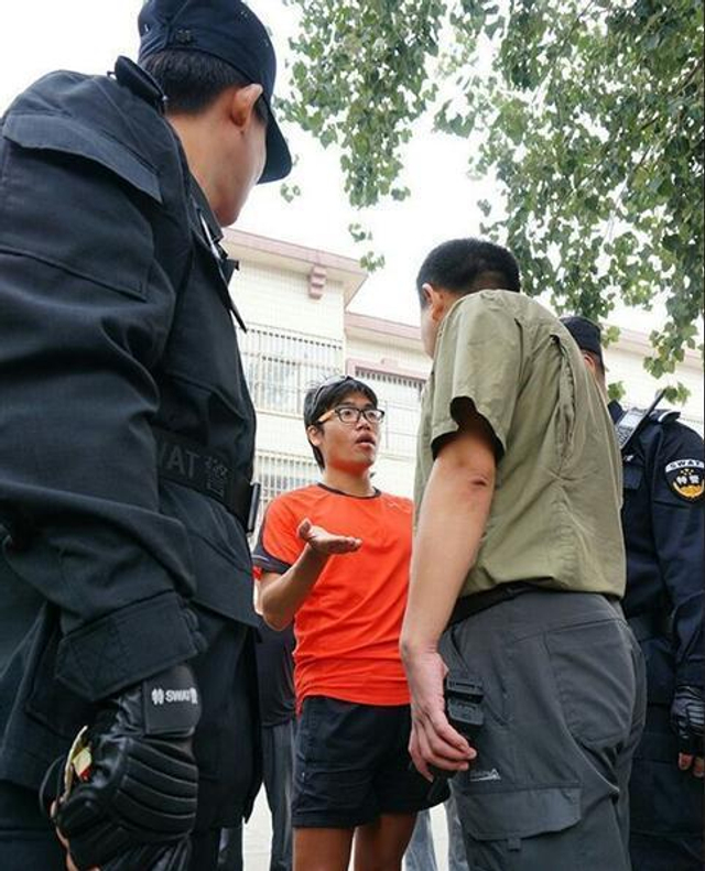 民警找了另一件上衣给该男子穿