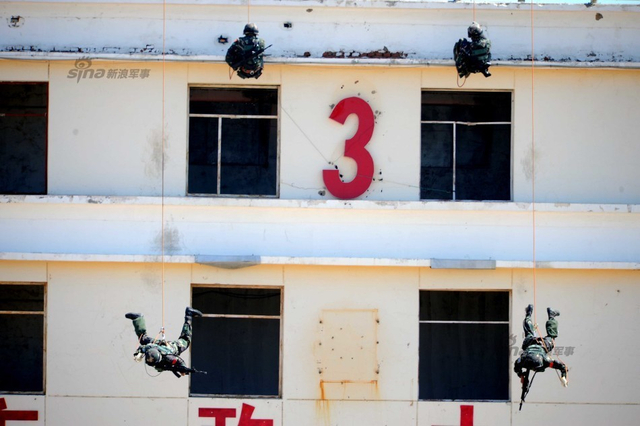 对“恐怖分子”盘踞地实施突袭