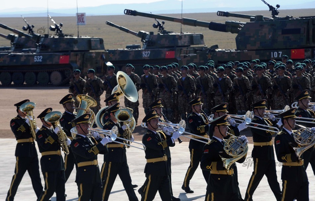 中国人民解放军军乐团在闭幕仪式上奏乐