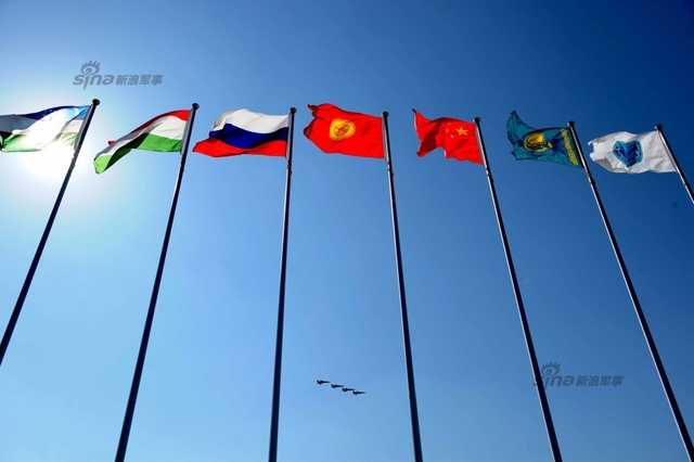 中外方参演战机编队在闭幕仪式上飞过2