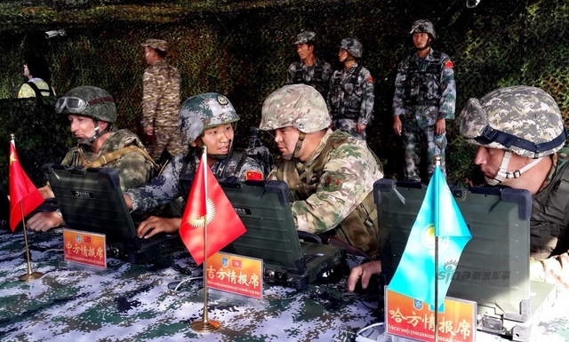 中外方官兵在联合实兵指挥所内会商情报