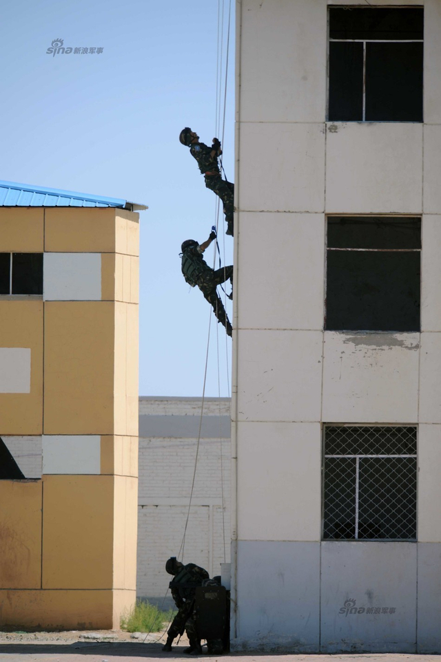 围剿“恐怖分子”盘踞地