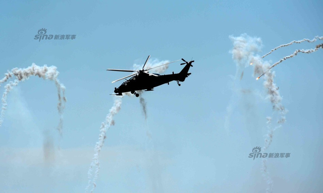 武直10空中发射诱饵弹