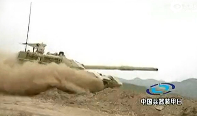 国产VT4坦克展示强悍性能