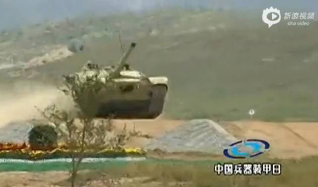 国产VT4坦克展示强悍性能