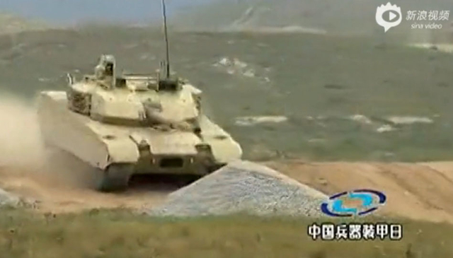 国产VT4坦克展示强悍性能