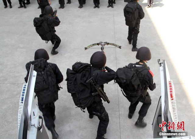 武警反恐演练弓弩是主角