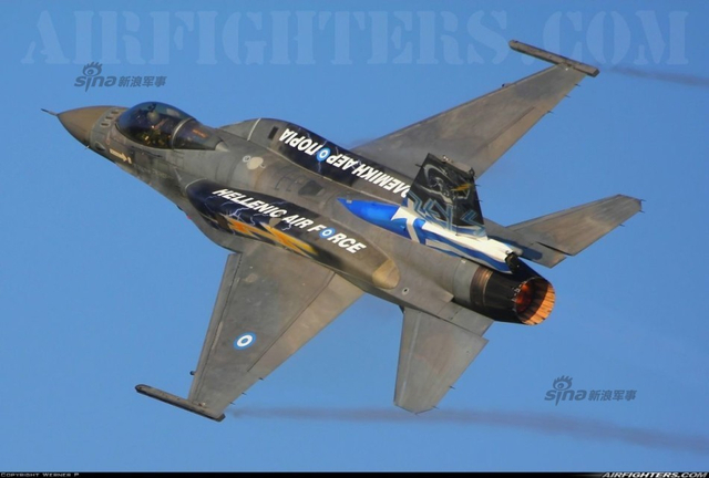 希腊F16战斗机机尾部被喷涂宙斯像