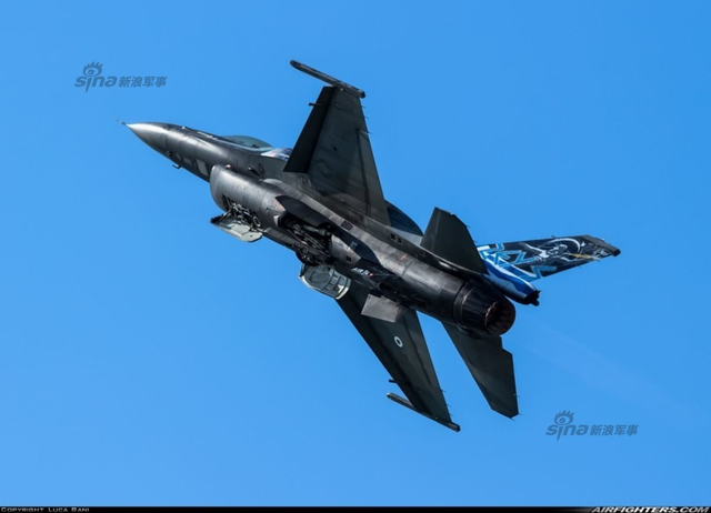 希腊F16战斗机机尾部被喷涂宙斯像