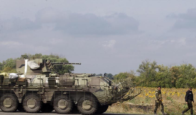 乌克兰政府军现场镇守的BTR-4装甲车