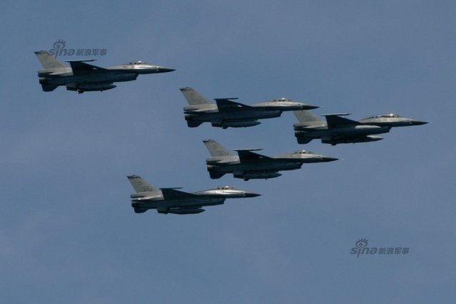 F-16A机群飞过