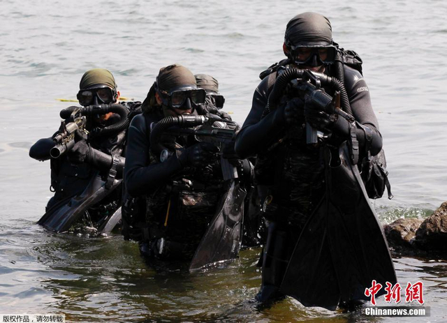  镜头实拍菲律宾海军海豹突击队进行训练
