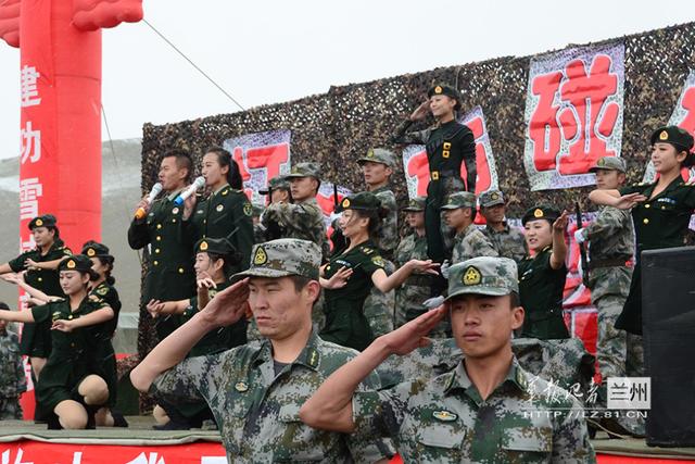 美丽女兵冒寒雨慰问部队