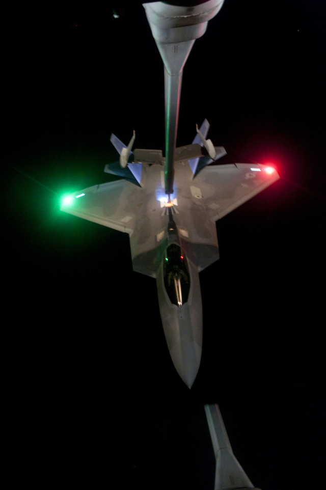 F22夜幕掩护下空袭ISIS