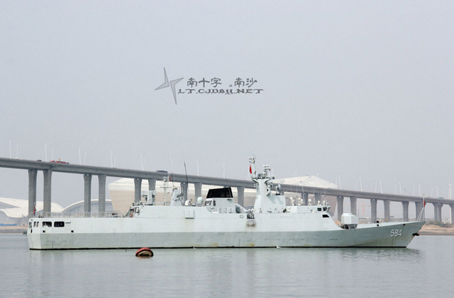 悬挂满旗庆国庆：网友拍节日里的南海舰队战舰