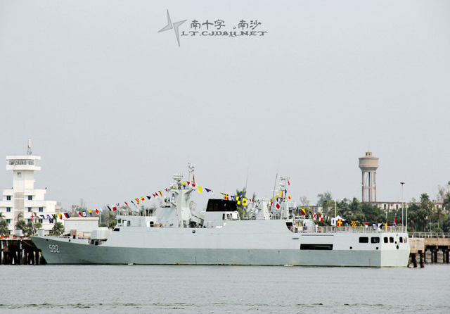 悬挂满旗庆国庆：网友拍节日里的南海舰队战舰