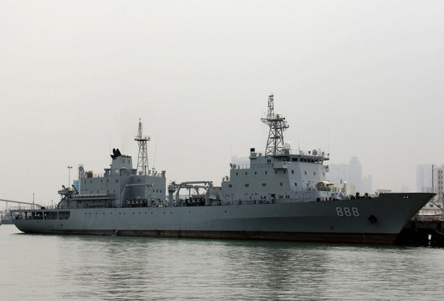  悬挂满旗庆国庆：网友拍节日里的南海舰队战舰