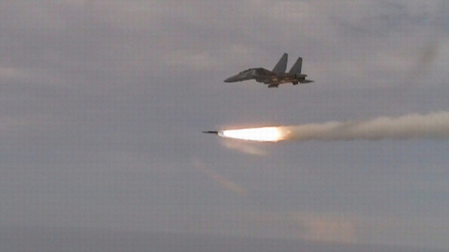 马来西亚苏30空射反舰导弹准确炸毁靶船