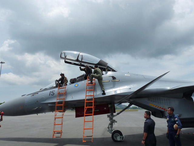 马来西亚苏30战机空射反舰导弹准确击毁靶船