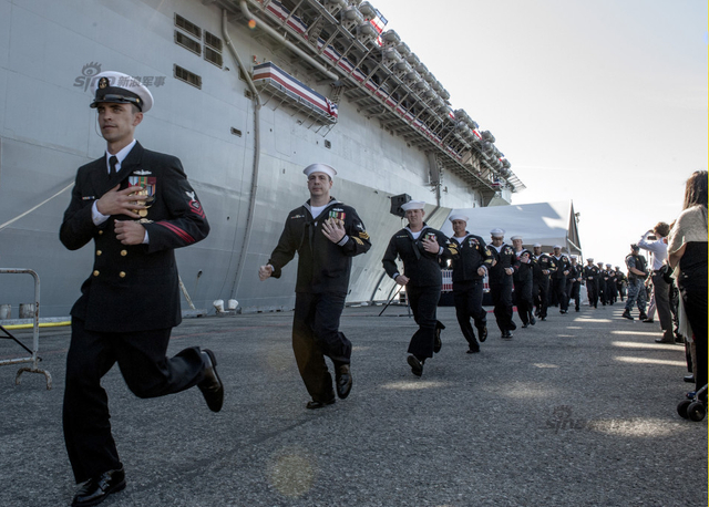 美新一代两栖舰美国级首舰服役 配F35B与MV22