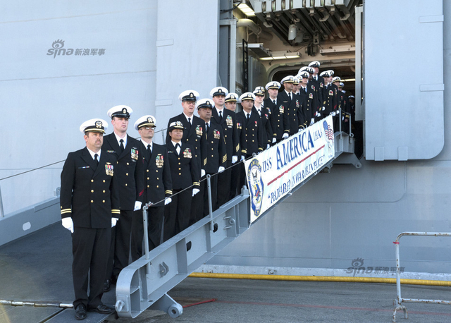 美新一代两栖舰美国级首舰服役 配F35B与MV22