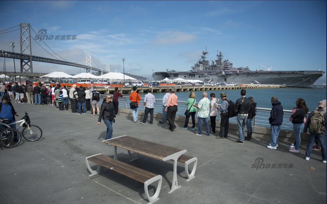 10月9日，码头等待服役仪式的美国号两栖舰