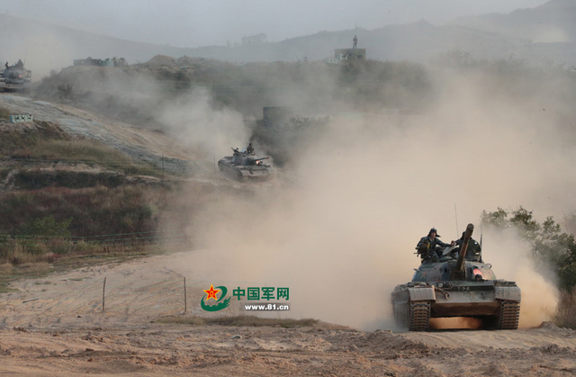 战场机动中坦克分队疾驰的壮观景象