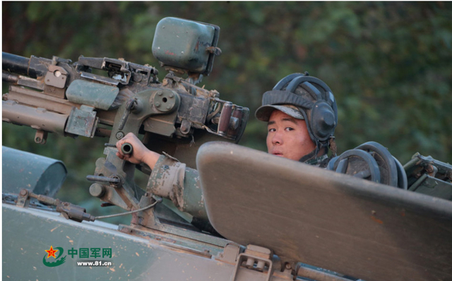 机枪手满脸灰尘但双手依旧紧紧握住把手