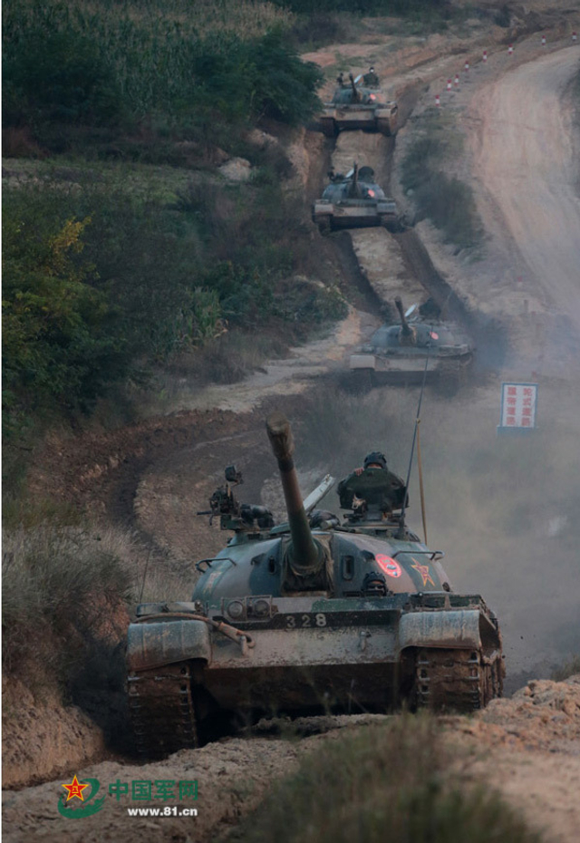 坦克分队在战场机动途中