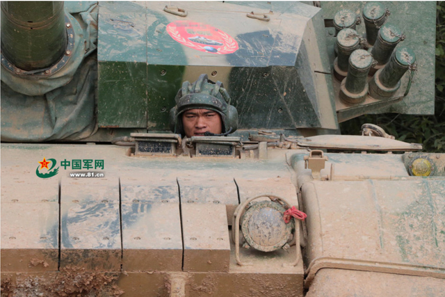 坦克机动途中驾驶员全神贯注驾驶