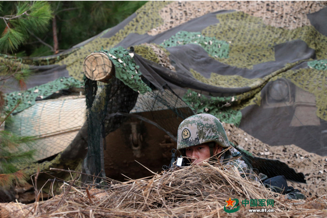 坦克隐蔽后乘员下车警戒