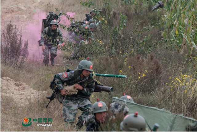 战斗人员被击中后冒起了红烟2