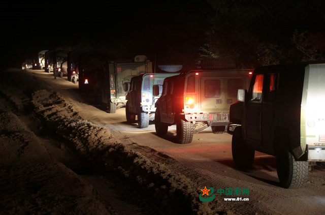 参演部队在夜幕掩护下向作战地域集结