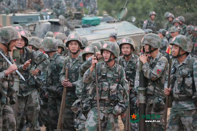 部队途中休整参演官兵群像