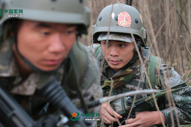 进攻途中“红军”稍作调整继续前行