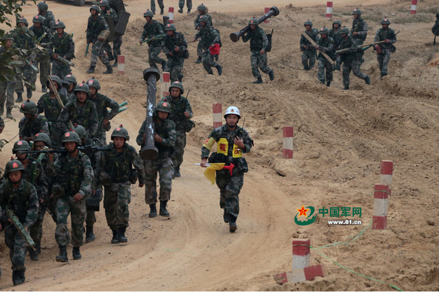 裁决员在演习中掌控现场态势