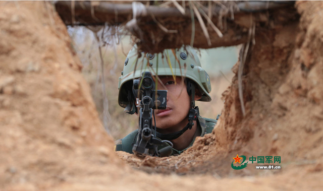 “蓝军”士兵在防守阵地