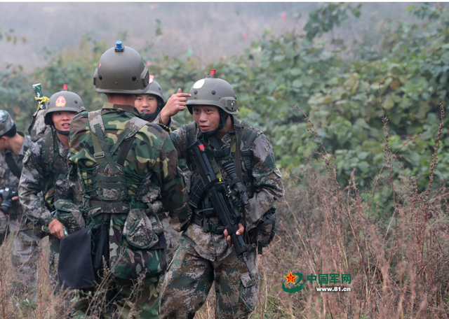 “红军”在穿插途中“遇到”“蓝军”