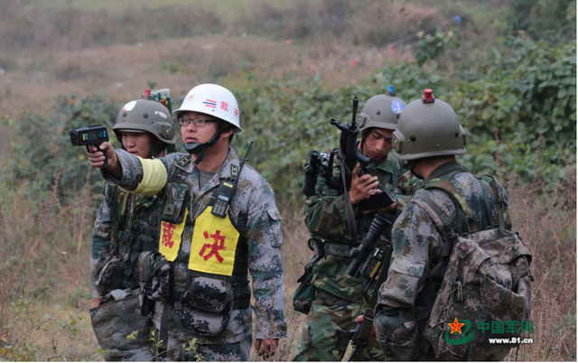 裁决员在检查激光模拟交战器材上线情况