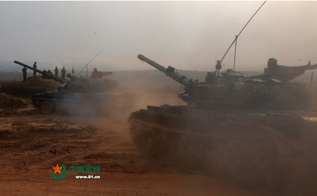 “蓝军”坦克迅速前出支援前方阵地
