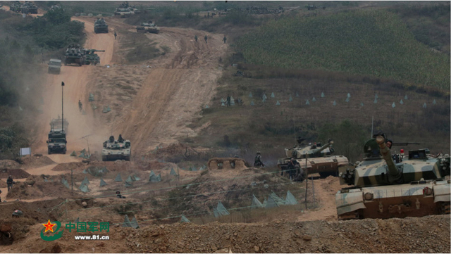 “红军”装甲集群突破“蓝军”一线阵地