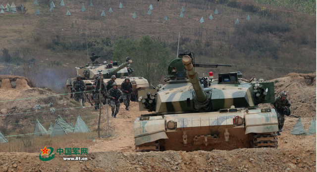 “红军”装甲集群突破“蓝军”一线阵地2