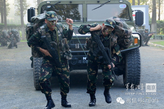 南京军区特战兵负重70多斤训练